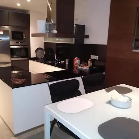 Beautiful And Cozy Modernist With Garage In Διαμέρισμα *